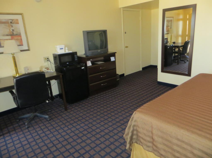 Bedroom 5, Travelodge by Wyndham Dodge City, Ford