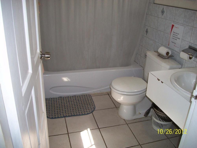 Bathroom 4, Coningsby Inn