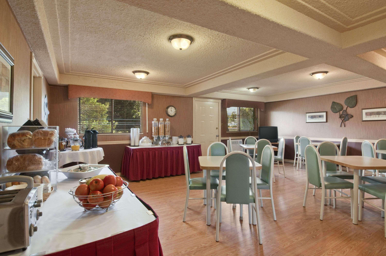 Food & Drinks, Travelodge by Wyndham Courtenay, Comox-Strathcona