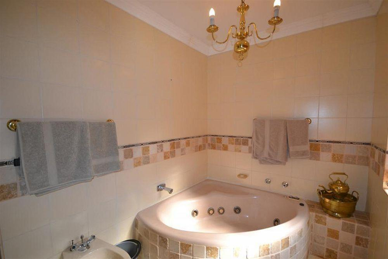 Bathroom 5, Accommodation at Vans No Loadshedding, City of Tshwane