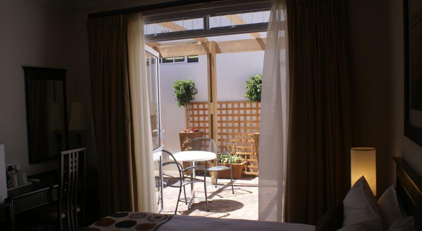 Bedroom 3, Cumberland Hotel, Cape Winelands