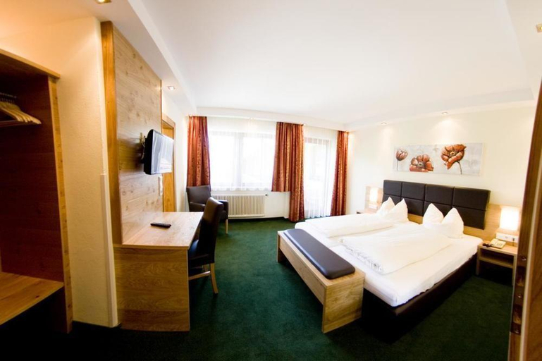 Bedroom 3, Landhotel Salzburger Dolomitenhof, Hallein
