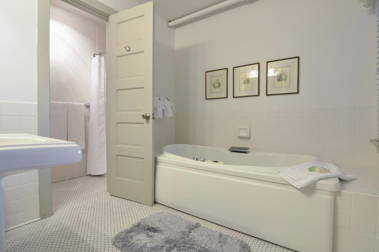 Bathroom 4, First Colony Inn, Dare
