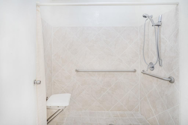 Bathroom 4, Knights Inn Chattanooga, Hamilton