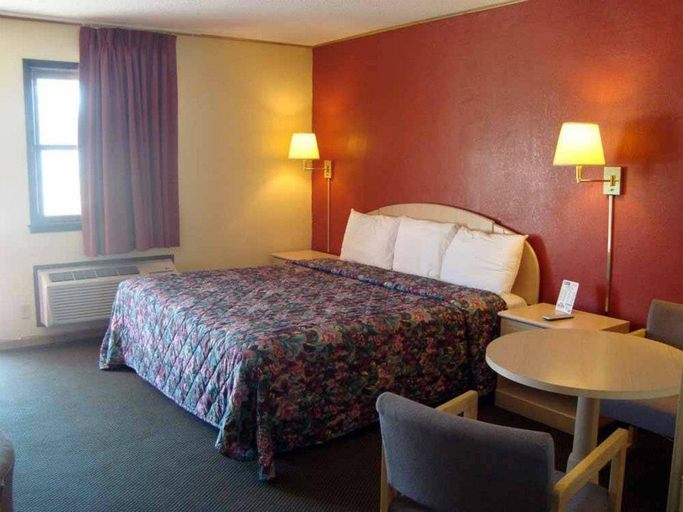 Bedroom 4, Budget Host Inn - Emporia, Lyon