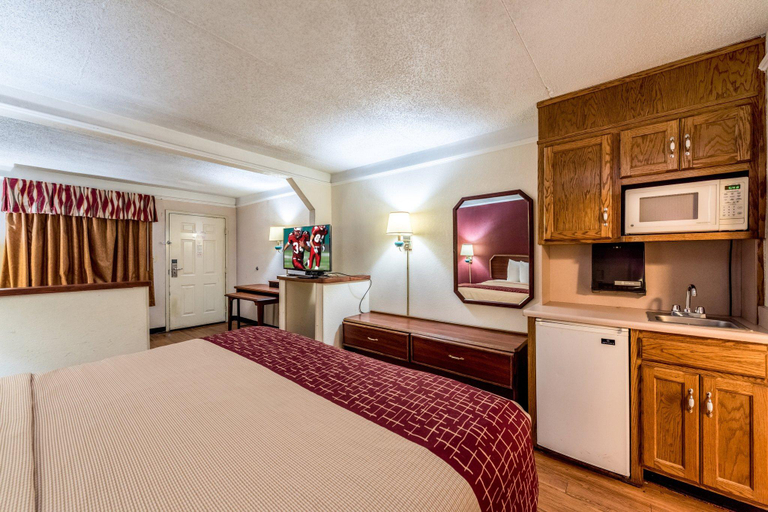 Bedroom 3, Red Roof Inn & Suites Clinton, TN, Anderson