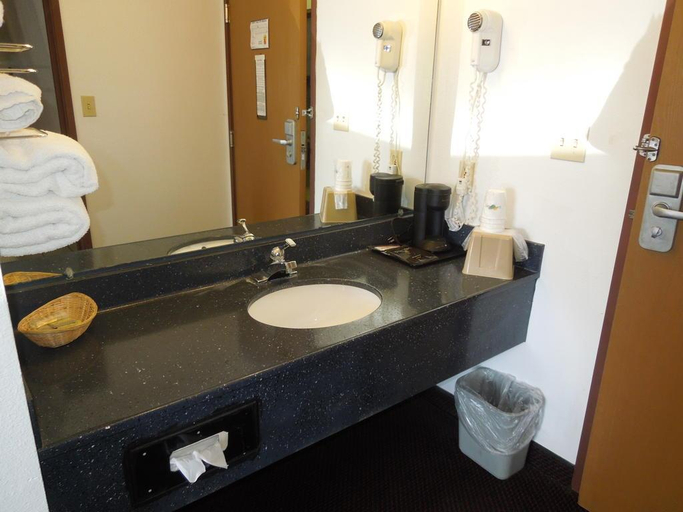 Bathroom 4, Motel 6 Lancaster, PA, Lancaster