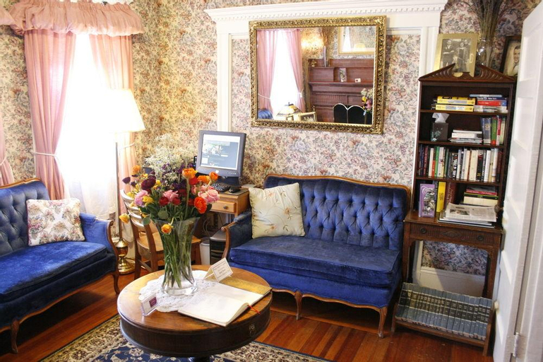 The Coolidge Corner Guest House: A Brookline Bed and Breakfast, Norfolk