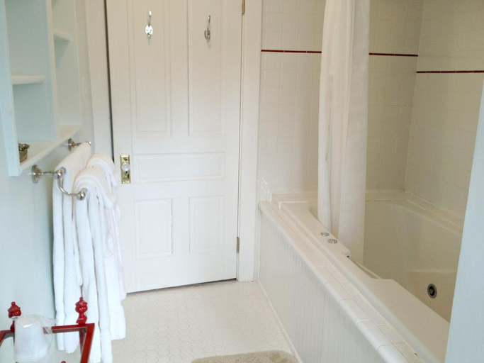 Bathroom 5, The Inn at Ragged Edge, Franklin