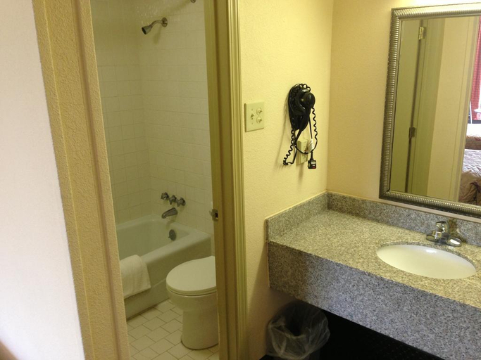 Bathroom 4, EZ Travel Inn, Brazos