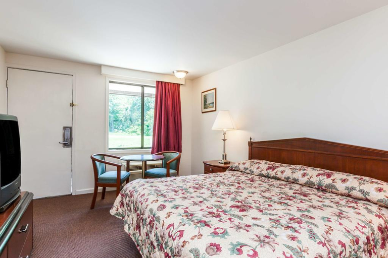 Bedroom 3, Travelodge by Wyndham Elkton University Area, Cecil