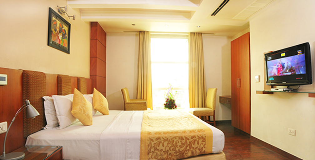 Bedroom 3, Palm D'Or, Delhi
