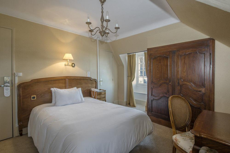 Bedroom 1, De La Poste & Du Lion D'or, Yonne