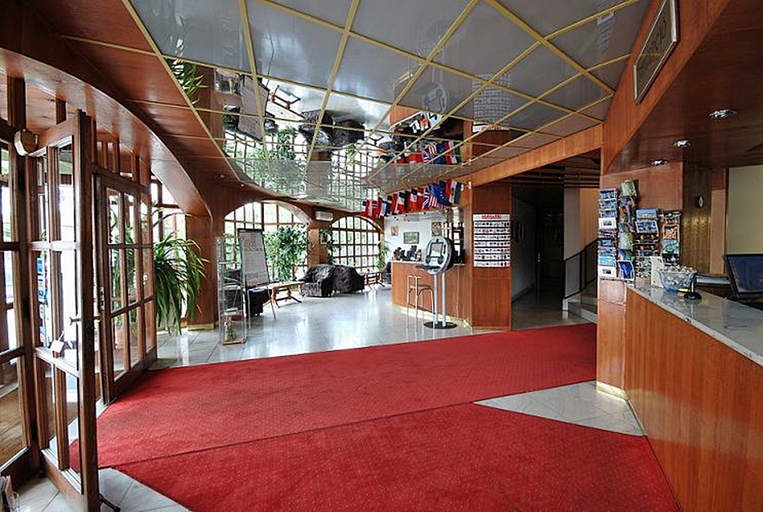 Public Area 3, Amadeus, Budapesti