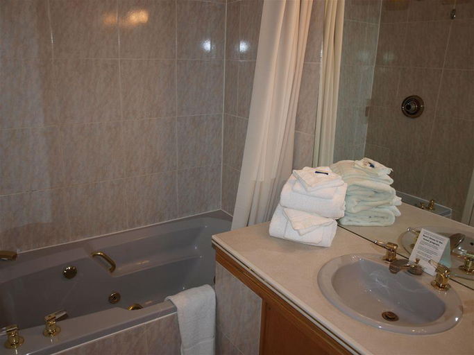 Bathroom 4, Astoria, Division No. 15