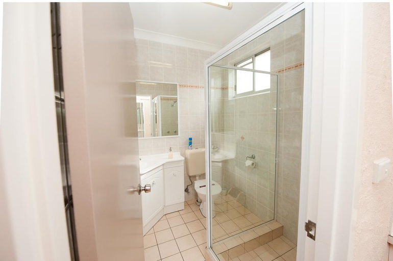 Bathroom 4, Sapphire City Motor Inn, Inverell - Pt B
