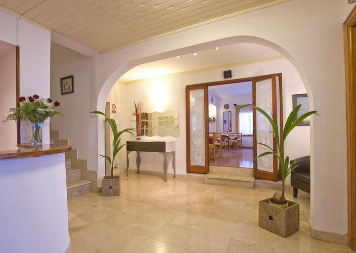 Public Area 2, Manolita, Baleares
