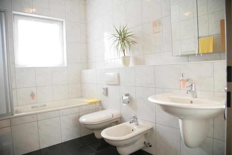 Bathroom 4, Hotel Wilhelmshöhe, Märkischer Kreis