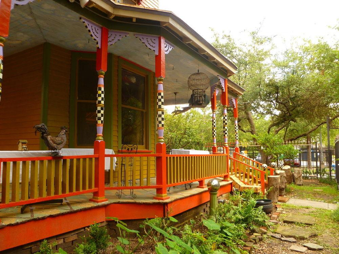 Exterior & Views