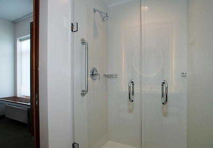 Bathroom 5, SpringHill Suites Cincinnati Airport South, Boone