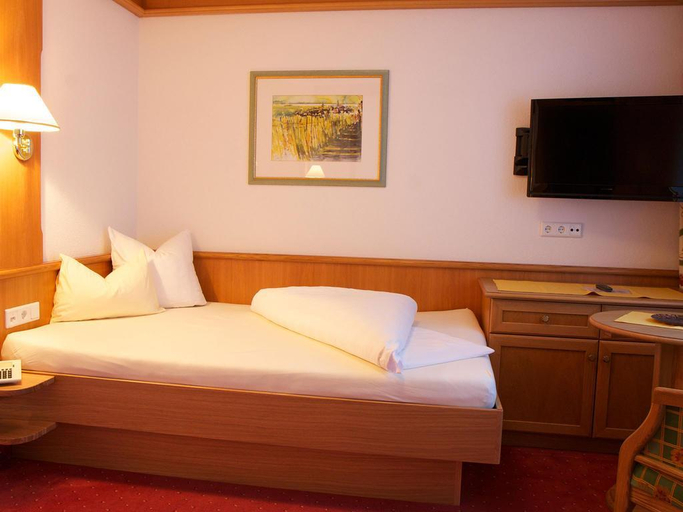 Bedroom 2, Hotel Garni Angela, Landeck