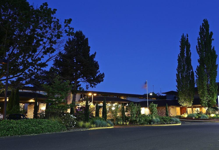Exterior & Views 3, Valley River Inn, Lane