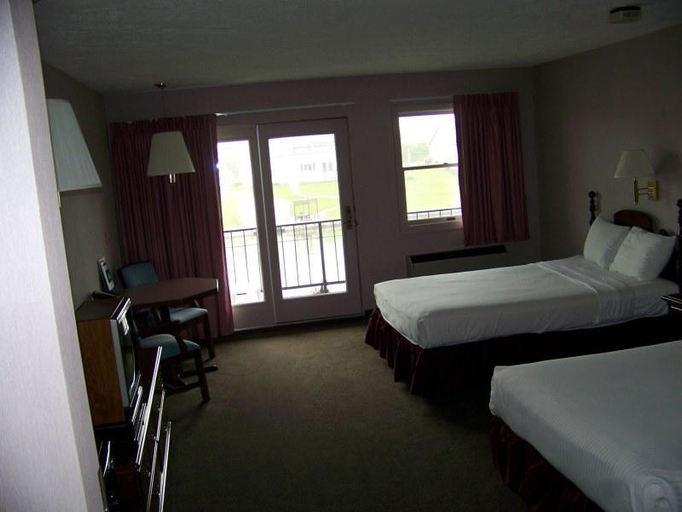 Bedroom 2, Fleetwood Inn & Suites, Cheboygan