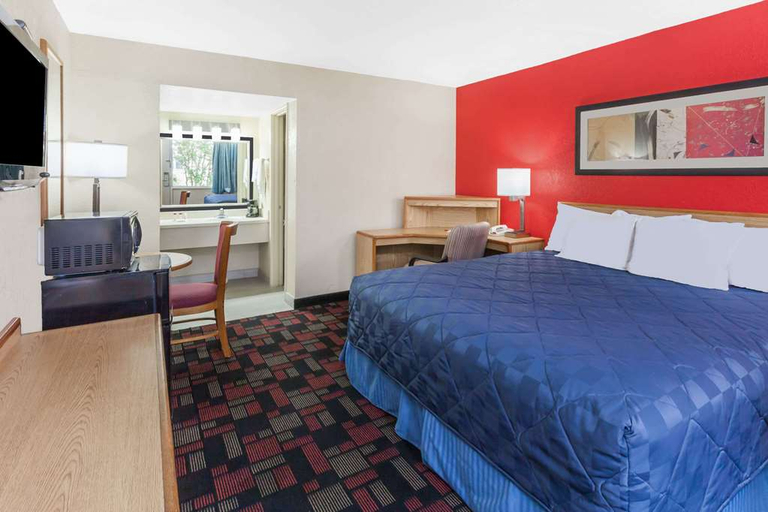 Bedroom 1, Ramada by Wyndham Clinton, Custer