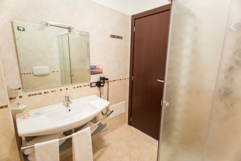 Bathroom 5, Ticho's Greenblu Hotel, Taranto