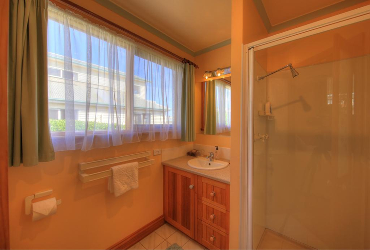 Bathroom 4, Hanlon House, Circular Head