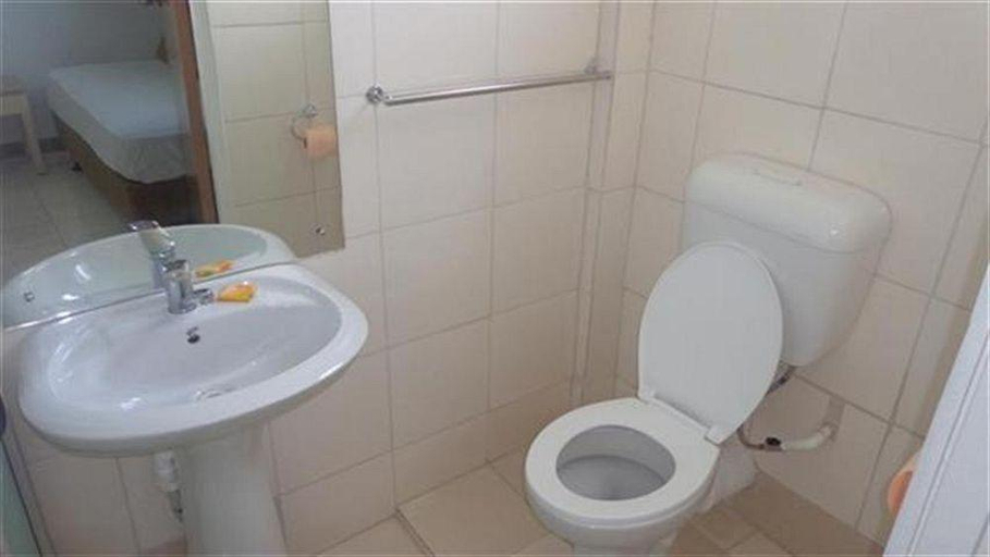 Bathroom 5, Nadi Downtown & Backpackers, Ba