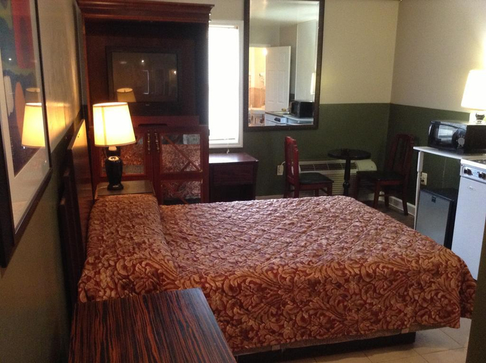 Bedroom 5, Sea Breeze Motel, Atlantic
