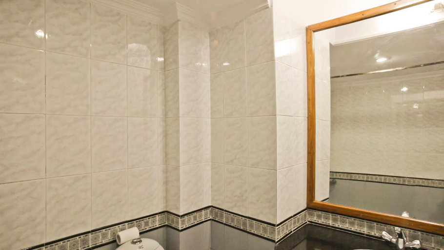 Bathroom 4, Hotel Shiva Continental, Dehradun