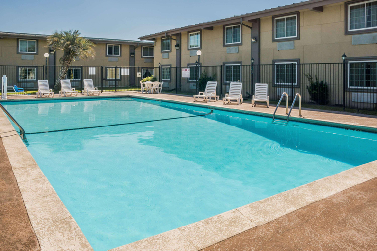 Sport & Beauty 5, Super 8 by Wyndham Beaumont, Jefferson