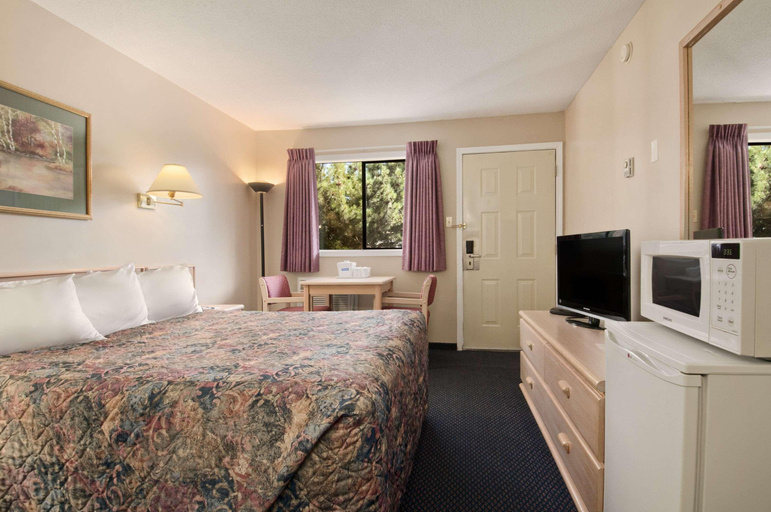 Bedroom 3, Travelodge by Wyndham Courtenay, Comox-Strathcona
