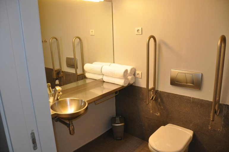 Bathroom 4, Centre Esplai Hostel, Barcelona