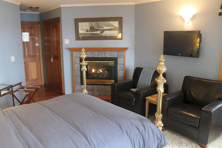 Bedroom, A Snug Harbour Inn, Alberni-Clayoquot