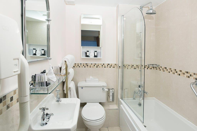 Bathroom 3, Wynn' s, Dublin