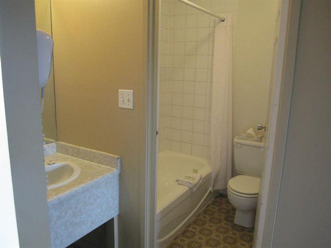 Bathroom 4, The Drake Inn, Division No. 15