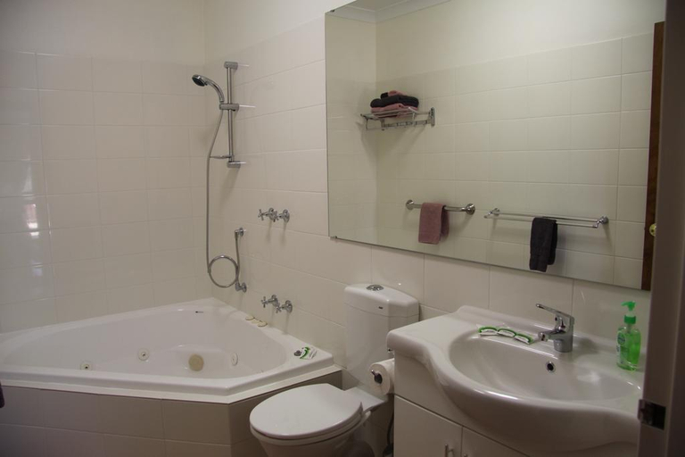 Bathroom 5, Coranda Lodge, Armadale