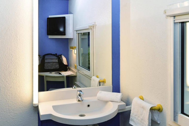 Bathroom 4, Kyriad Direct Caen Nord Memorial, Calvados