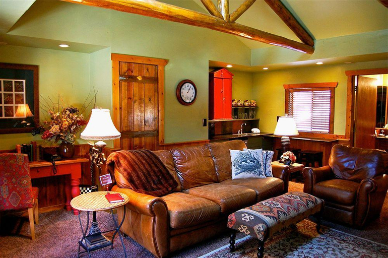 Public Area 3, Highland Haven Creekside Inn, Jefferson