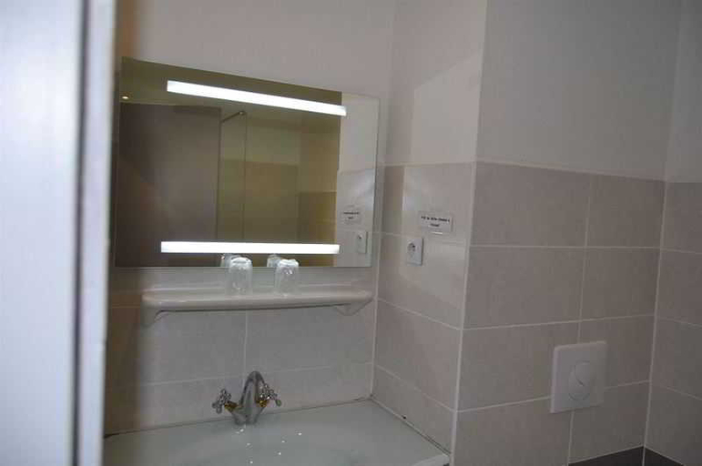 Bathroom 3, Hotel Saintes O'Nice, Charente-Maritime