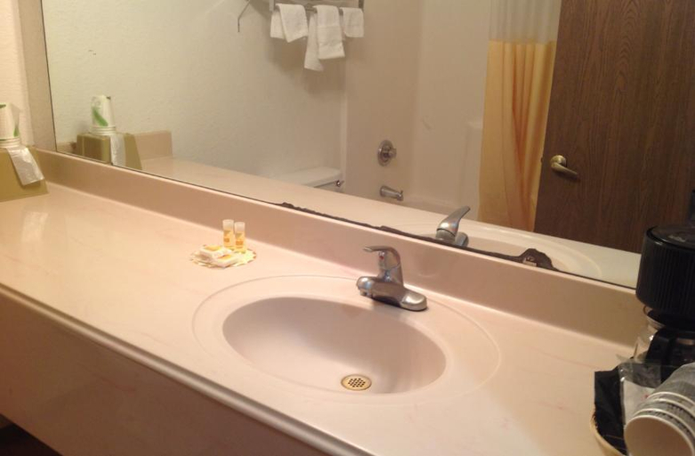 Bathroom, Red Roof, Fort Worth