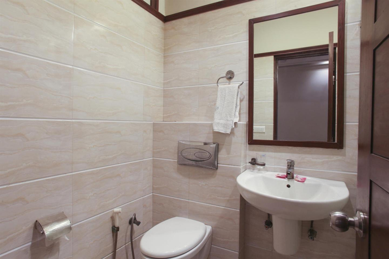 Bathroom, Hotel Mahalaya Dasaprakash, Agra