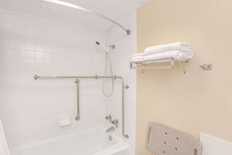 Bathroom 5, Glendale Express Hotel Los Angeles, Los Angeles