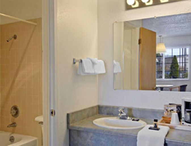Bathroom 2, Redwood Inn, Del Norte