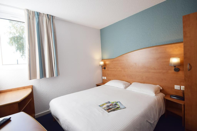 Bedroom 3, Brit Hotel Caen Hérouville, Calvados