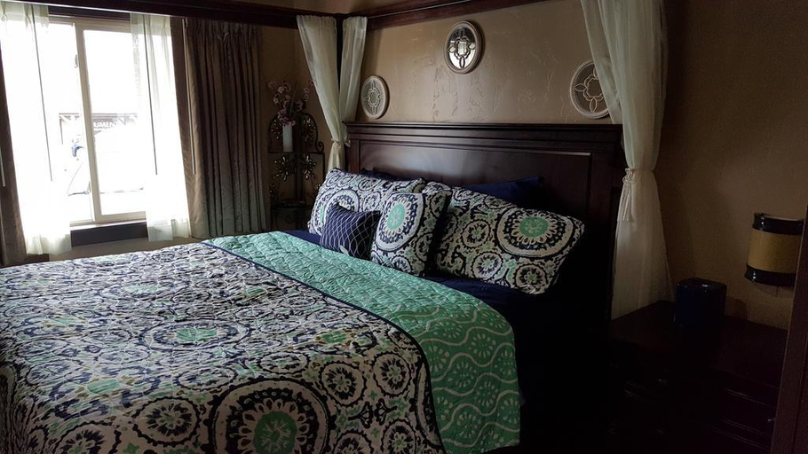 Bedroom 5, Dunes Motel, Deschutes