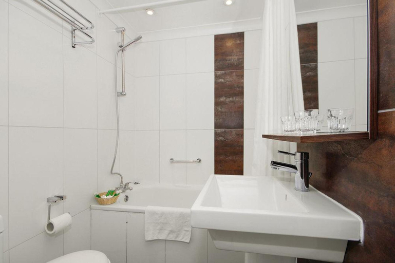 Bathroom 5, Admiral Hotel at Park Avenue, London
